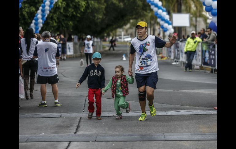 A todos los participantes que finalizaron se les entregó un kit conmemorativo. EL INFORMADOR / A. Hernández