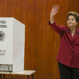 Dilma Rousseff vota en elecciones de Brasil