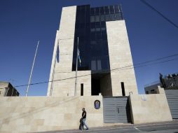 Un hombre palestino camina frente al Consulado General de Suecia en Jerusalén. AFP / A. Gharabli