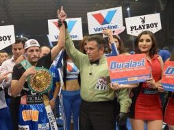 González pudo noquear al 'Travieso' Arce pero esperó a que el réferi detuviera la pelea. TWITTER / @jhonnygbox