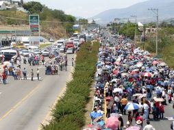 Padres de familia, normalistas y organizaciones de la sociedad civil bloquean los dos sentidos de la vialidad. SUN / ARCHIVO