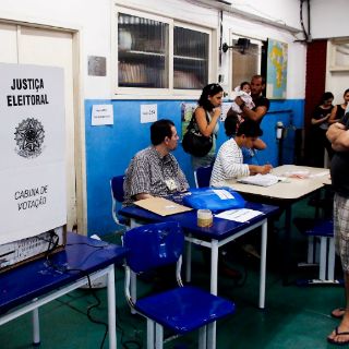 Cierra mayoría de colegios electorales de Brasil