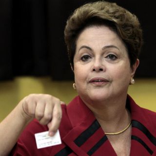Rousseff aventaja en sondeos; disputaría segunda vuelta con Neves