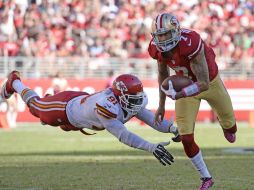 Colin Kaepernick lanzó para 201 yardas y una anotación. EFE / J. Mabanglo