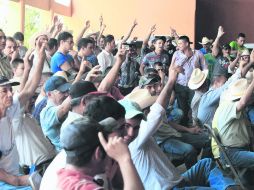 Nuevos líderes. Ayer decenas de personas en Coalcomán eligieron a sus nuevos dirigentes. SUN /