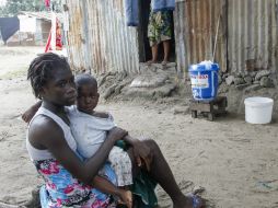 Autoridades de EU aseguran que aislar a países con ébola impediría llevar ayuda y esto propagaría el virus en África. EFE / A. Jallanzo