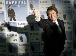 'Cantarle al amor es muy bonito, pero cantarle al desamor tiene mucha más vida', Expresa Raphael. EFE / J.J. Guillén