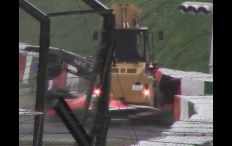 En el clip se observa el momento exacto de la colisión contra la parte trasera de la grúa. ESPECIAL / Vine