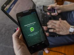 WhatsApp permite a los usuarios de teléfonos inteligentes comunicarse mediante el envío de mensajes de texto, foto, voz y vídeo. EL INFORMADOR / ARCHIVO
