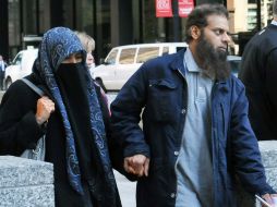 Los padres del adolescente de 19 años abandonan el edificio federal de Dirksen. AP / A. Podgorski