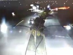 Levemente, puede apreciarse que algunas patrullas llevan en la parte de atrás algunas personas. YOUTUBE / La Chirina