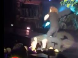 Fher perdió el piso al regresar a su posición tras interactuar con el público. YOUTUBE / atofuete