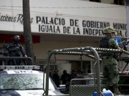 Esta tarde los elementos de la Fuerza Federal y de la Gendarmería llegaron a instalaciones militares de Iguala. AP / E. Verdugo