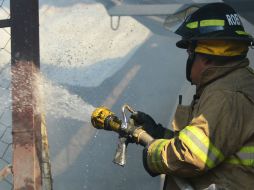 Cuerpos de seguridad se movilizaron para atender el incendio, sin embargo el inmueble quedó destruido. EL INFORMADOR / ARCHIVO