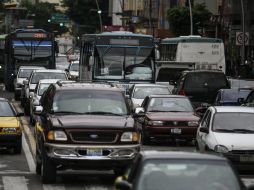 Especialistas aseguran que cerca de 500 mil personas invierten tres horas para trasladarse al día a causa del tráfico. EL INFORMADOR / ARCHIVO