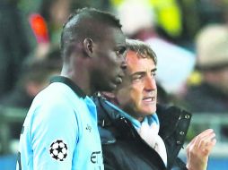 Mancini (der.) y Balotelli (izq.) vivieron una tensa relación en el Manchester City, donde llegaron incluso a los empujones. AFP / M. Rose