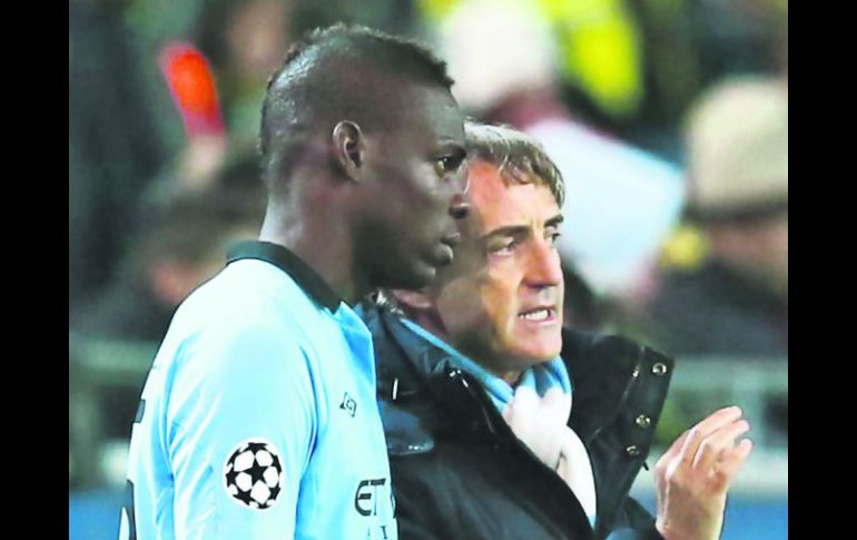 Mancini (der.) y Balotelli (izq.) vivieron una tensa relación en el Manchester City, donde llegaron incluso a los empujones. AFP / M. Rose