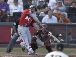 El jardinero de los Nacionales, Bryce Harper, dispara un jonrón solitario en la novena entrada. AP / J.Chiu