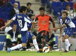 Carlos (c) sufre molestias en la planta del pie y eso le ha impedido desarrollarse. EFE / T. Albir