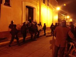 Ciudadanos acudieron al lugar luego de que manifestantes tocaran las campanas del templo. YOUTUBE / Victor Blanco