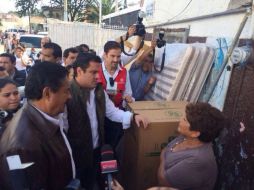 Algunas personas piden al gobernador no entregar solamente insumos, también piden mejorar la infraestructura de sus calles. TWITTER / @AristotelesSD