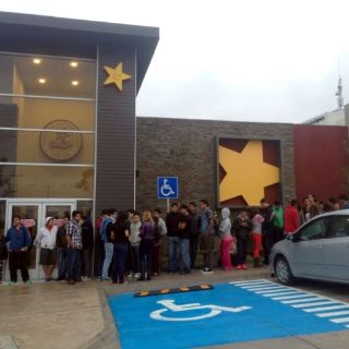 Carl's Jr. regala hamburguesas a 100 afortunados