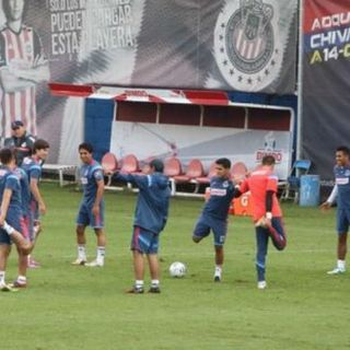 Ramón Morales dirige la práctica de Chivas