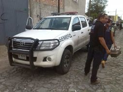 Elementos del Servicio Médico Forense llegaron al lugar para trasladar el cadáver a la morgue. ESPECIAL /