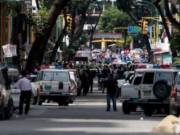 Miembros del CICPC aguardan en las inmediaciones del edificio Manfredir donde ocurrió el enfrentamiento. EFE / M. Gutiérrez