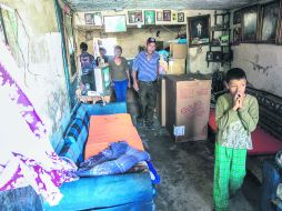 APOYOS. Una familia de la colonia Ojo de Agua, en Tlaquepaque, recibió enseres domésticos como parte de los apoyos. EL INFORMADOR / F. Atilano