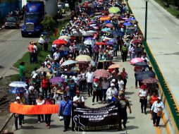 De acuerdo con las cifras oficiales, se calculan al menos 25 mil personas que marchan sobre la autopista. SUN / J. Serratos