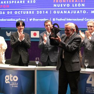 Reciben la Medalla Cervantina José Solé y Rodrigo Moya