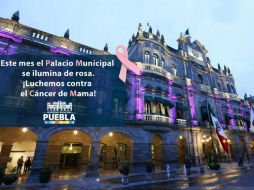 Las luces rosas en el Palacio Municipal lucirán durante todo el mes. TWITTER / @PueblaAyto