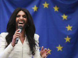 El cantante interpreta ante unos centenares de personas la canción 'Believe' de Cher. EFE / O. Hoslet.