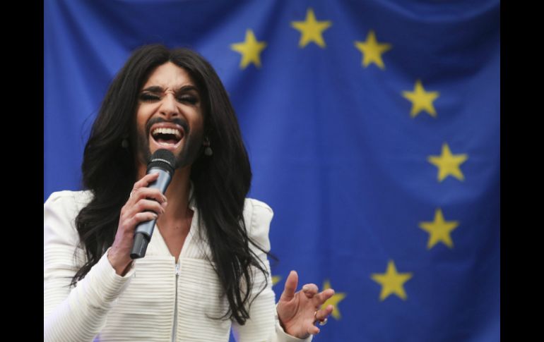 El cantante interpreta ante unos centenares de personas la canción 'Believe' de Cher. EFE / O. Hoslet.