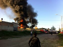 Autoridades evacuaron las fincas a una calle a la redonda para evitar que hubiera personas en riesgo. ESPECIAL /