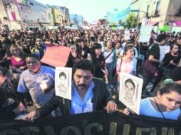 Cientos de jaliscienses participaron ayer en una manifestación, que se reprodujo en varias ciudades del país. EL INFORMADOR / J. Mendoza