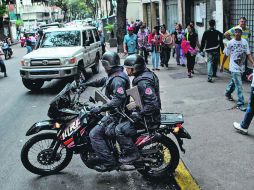 POLICÍA. Miembros del CICPC vigilan las inmediaciones del edificio Manfredir. EFE /