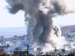 ATAQUES AL EI. Columna de humo tras los bombardeos de la fuerza multinacional en Kobani. EFE /