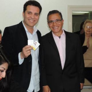 Felipe Nájera registra a su esposo en seguro médico