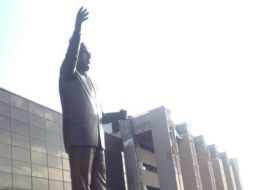 Silvano Aureoles (d) y Manlio Fabio Beltrones develan la estatua del legislador guerrerense Eduardo Neri. TWITTER / @liliaguilarz