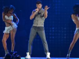 Acompañado de su grupo de bailarines conformado por tres hombres y tres mujeres, el artista prende al público. NTX / J. C. Pérez