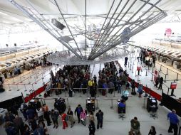 Los controles se aplicarán en aeropuertos de Heathrow y Gatwick y en las estaciones del Eurostar. EFE / J. Lane