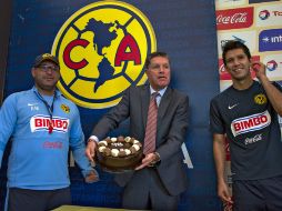 Mohamed (i), técnico del club y Ricardo Peláez presidente deportivo (c) festejan con pastel. MEXSPORT / J. Ramírez