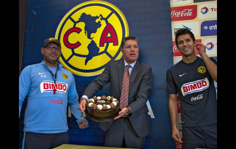 Mohamed (i), técnico del club y Ricardo Peláez presidente deportivo (c) festejan con pastel. MEXSPORT / J. Ramírez
