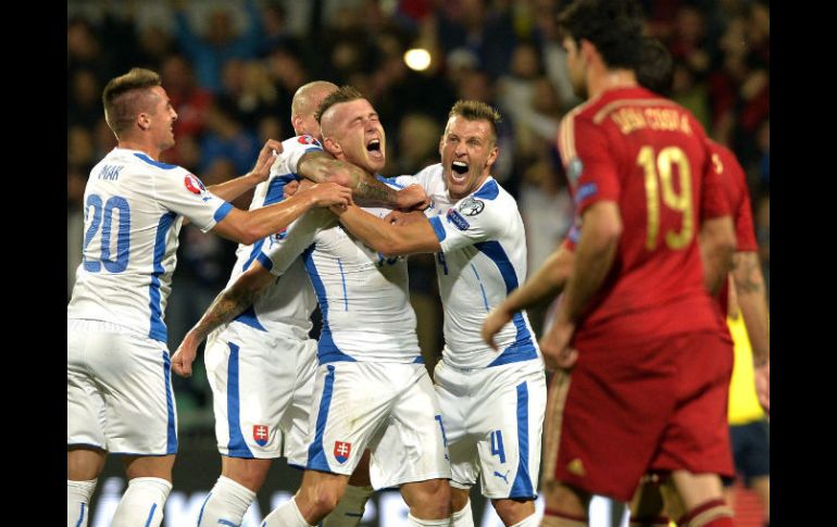 Juraj Kucka (c) festeja su anotación para Eslovaquia. AFP / S. Kubani