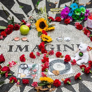 Recuerdan nacimiento de John Lennon usando #LennonMeEnseñó