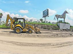 Nivelación. Una pala mecánica en la vía en sentido Poniente-Oriente, sobre la Avenida Acueducto. EL INFORMADOR /  A. Hernández