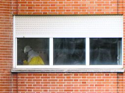 Madrid. Personal médico del hospital Carlos III utiliza trajes de protección mientras trabaja en un área de cuarentena del nosocomio. AFP /