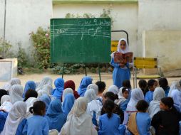 Niñas paquistaníes asisten a clases en la ciudad de Mingora, un año después del atentado contra Malala. AFP / A. Majeed